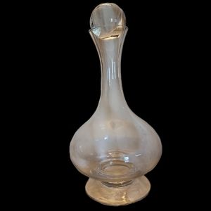 Clear glass wine/liquor decanter.